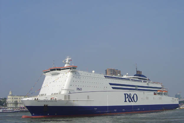 Ferrie of Cruiseschip ms Pride of Rotterdam van P&O Ferries aan de Cruise Terminal Rotterdam